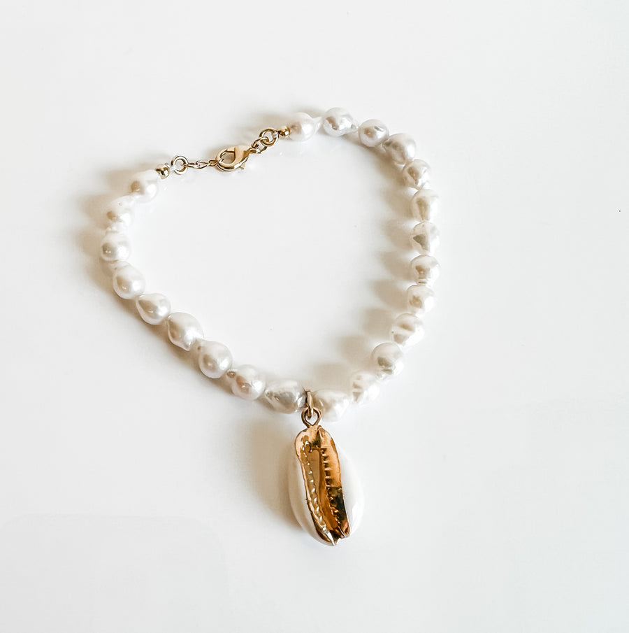 COWRIE AND PEARL BRACELET