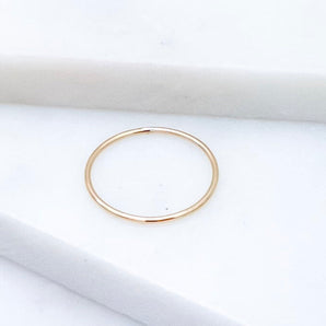 DAINTY GOLD SMOOTH RING
